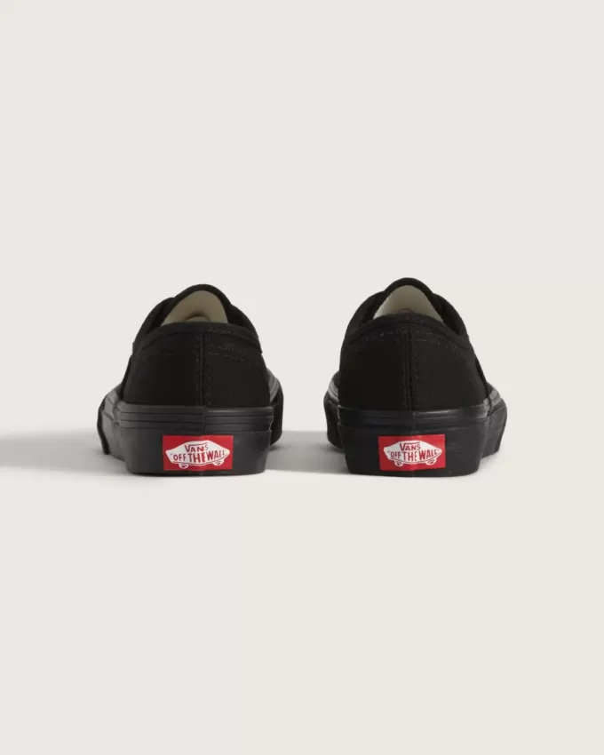 Authentischer Schuh für kleine Kinder