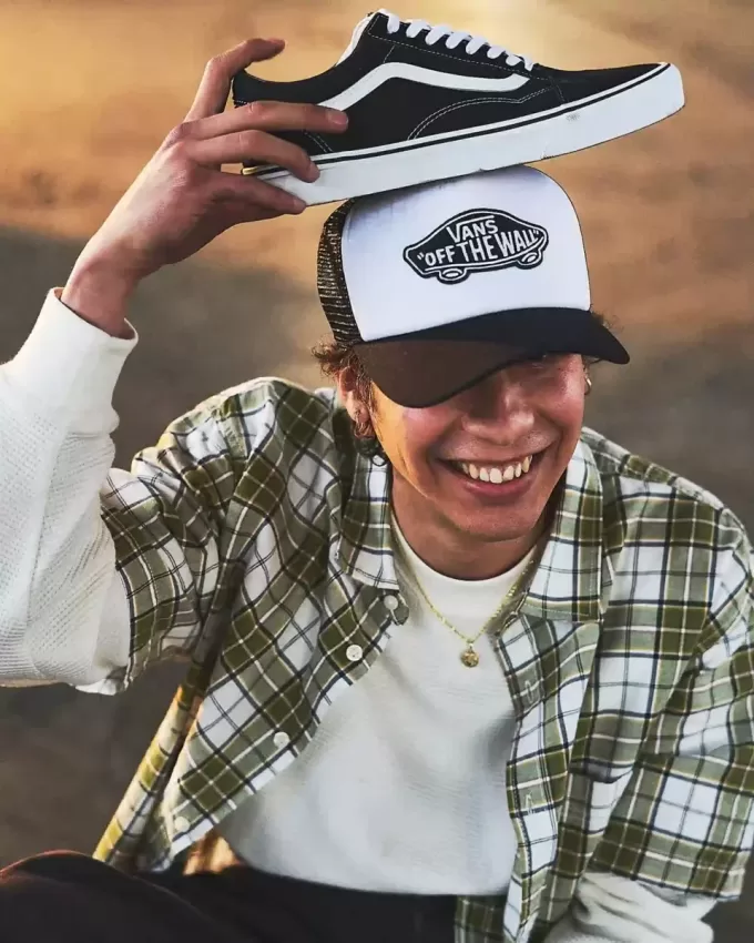 Classic Patch Trucker Cap mit gebogenem Schirm