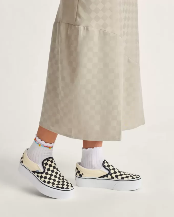 Klassischer Slip-On-Plateauschuh mit Schachbrettmuster